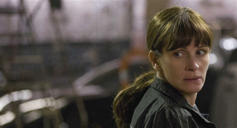 Riguardo il cast, il segreto dei suoi occhi è una continua lezione di recitazione da parte di un trio di fuoriclasse. Il trio Ejiofor-Kidman-Roberts nel remake de Il Segreto ...