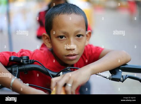 Lao Boy Banque De Photographies Et Dimages Haute R Solution Alamy