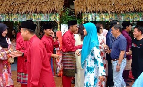 Hari raya idulfitri merupakan momen ini untuk menjalin silaturahmi. himbauan desa: ORANG Minang atau Melayu beradat Hari Raya?