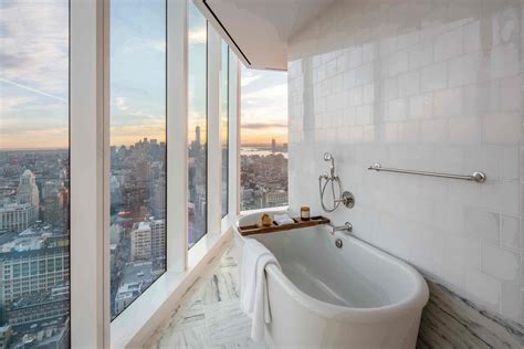 Bathrooms With Spectacular City Views Are Redefining Luxury Living
