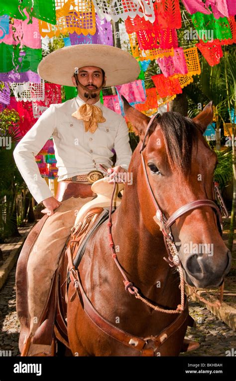 Guadalajara Mexique Charro Mexicain Cowboy Riding Horse Down