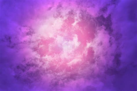 cielo morado y rosa brillante y bonitas nubes con fondo de color abstracto foto de archivo