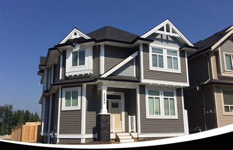 Kaycan Vinyl Siding Castlemore Siding With White Trims And Black Stone