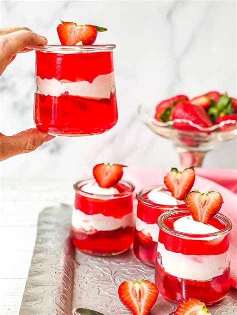 keto strawberry jel cups ~ no dyes or artificial sweeteners here super easy desserts keto