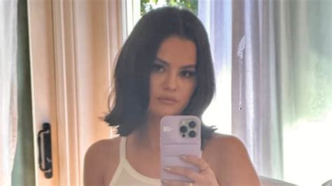 Selena Gomez Goes Braless In White Tank Top And Jeans As She Poses For Sexy Mirror Selfie