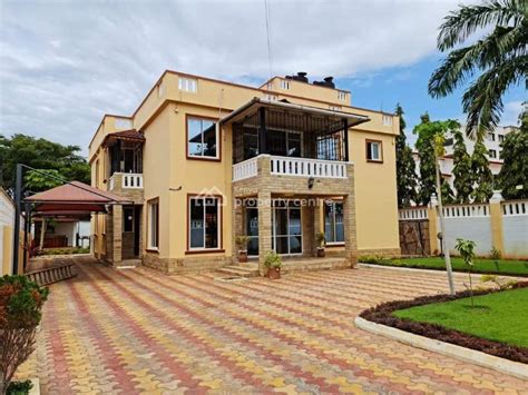 For Sale Luxurious 4 Bedrooms House With Own Compound Links Road