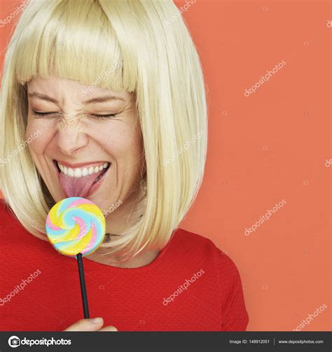 Femme En Perruque Blonde Manger Sucette Image Libre De Droit Par
