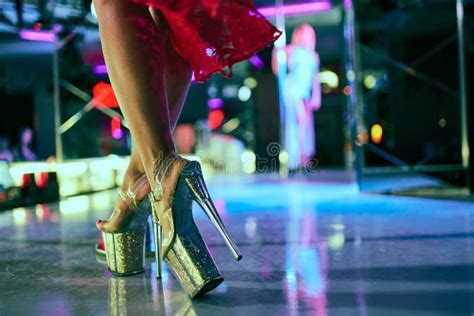 Jonge Sexy Vrouw Danst Striptease Met Pylon In Nachtclub Schitterend