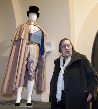Nei primi minuti si era diffusa la notizia secondo cui, durante le fasi di montaggio della targa, il travertino si era pesantemente danneggiato, tanto da. Alberto il grande