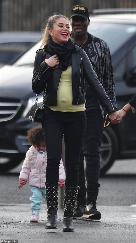 Paul pogba, teuerster fußballer der welt, gibt beziehungstipps. Paul Pogba's pregnant girlfriend Maria Salaues shows off ...
