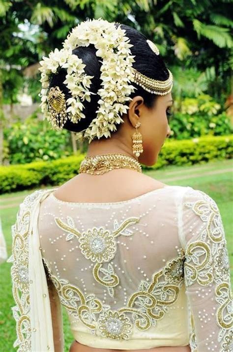 simple hairstyles for silk saree सिल्क की साड़ियों पर अपनाएं ये सिम्पल हेयरस्टाइल indian bride