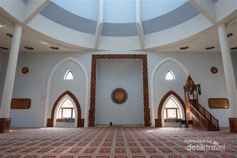 Dan bila orang mendarat dari pelayanan entah dari jauh entahlah dekat, ia akan berhenti di suatu tempat beberapa puluh langkah dari dermaga. Desain Papan Nama Masjid - Rumah Joglo Limasan Work