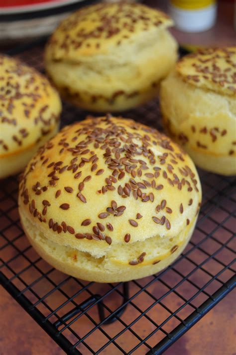 . fabriquera des pains au levain naturel et de délicieux sablés . cuits au four à bois, proposés en boutique. Pain burger au levain - recette de buns moelleux