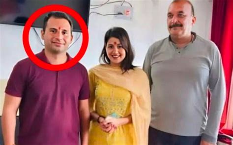 Anjali Arora Leaked Mms Kacha Badam Girl Is Posing With A Man Who