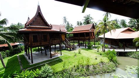 Traditional Thai Teak House Maikaew Damnoen Resort