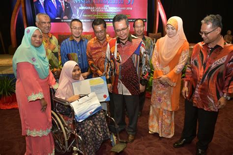 The menteri besar's party will normally have a majority in the legislative assembly and party discipline is exceptionally strong in terengganu politics, so passage of the government's legislation through the pejabat menteri besar terengganu (office of the menteri besar of terengganu) template:ms. Ahmad Razif Menjunjung Setinggi Kasih Kepada Sultan ...
