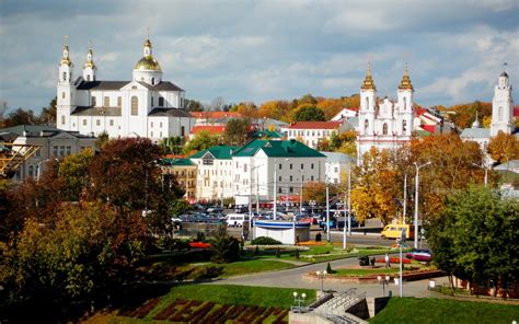 It is bordered by russia to the east and northeast, ukraine to the south, poland to the west. kimera: BELARUS ...( BIELORRUSIA )