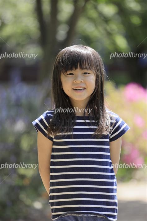 緑の中の女子小学生6歳の笑顔 写真素材 6743422 フォトライブラリー Photolibrary