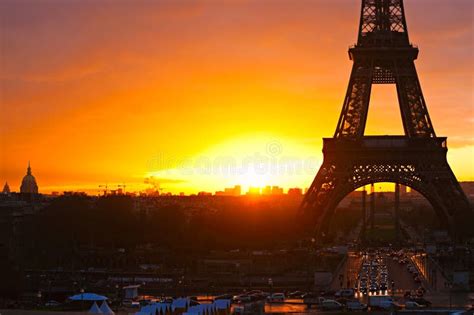 Torre Eiffel En La Salida Del Sol París Imagen De Archivo Imagen De