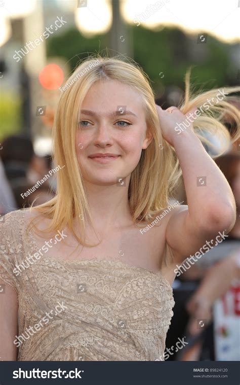 Dakota Fanning Premiere Twilight Saga Eclipse Stock Photo 89824120