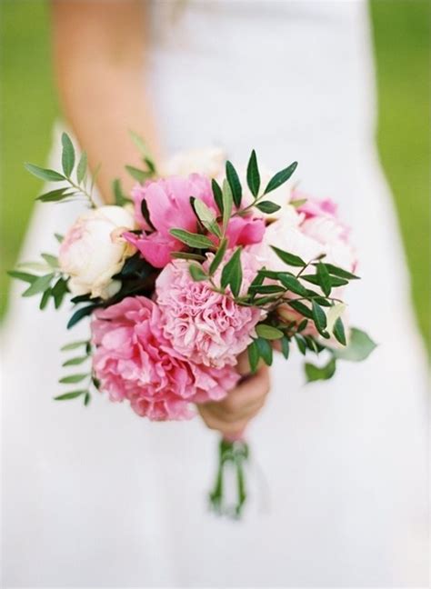 16 Unexpected Carnation Wedding Bouquets In 2021 Carnation Wedding