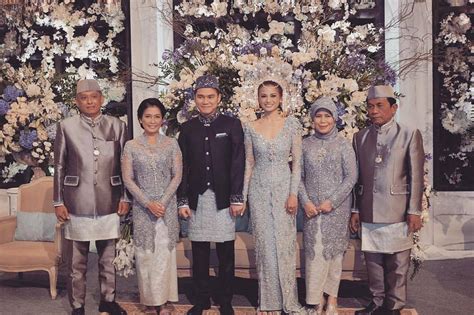 Pernah mimpi memakai baju pengantin ? 10 Gaun Pernikahan Tradisional Seleb yang Paling Bikin Jatuh Hati