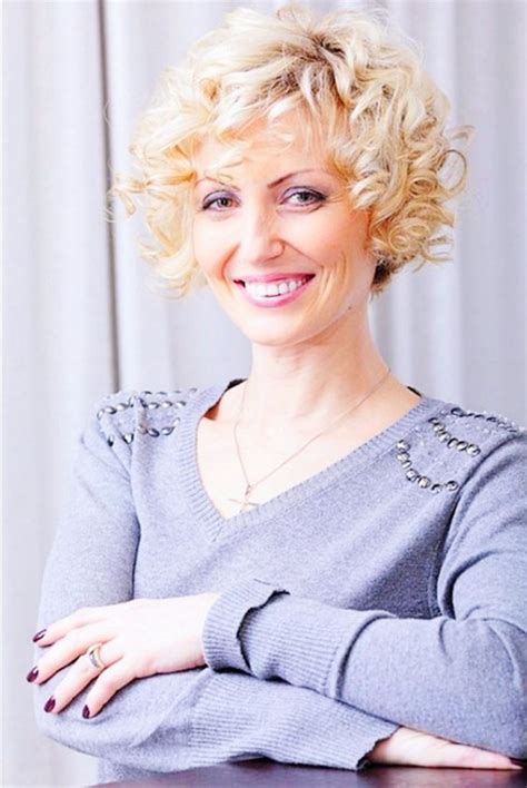 25 Sober Hairstyles For Women Over 50 Buzz16