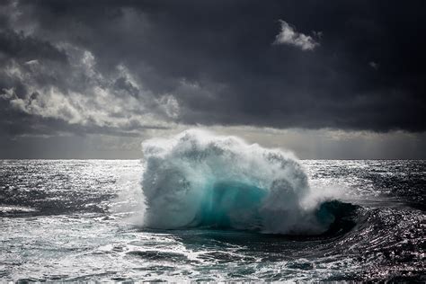 New Majestic Photos Of Massive Waves By Warren Keelan