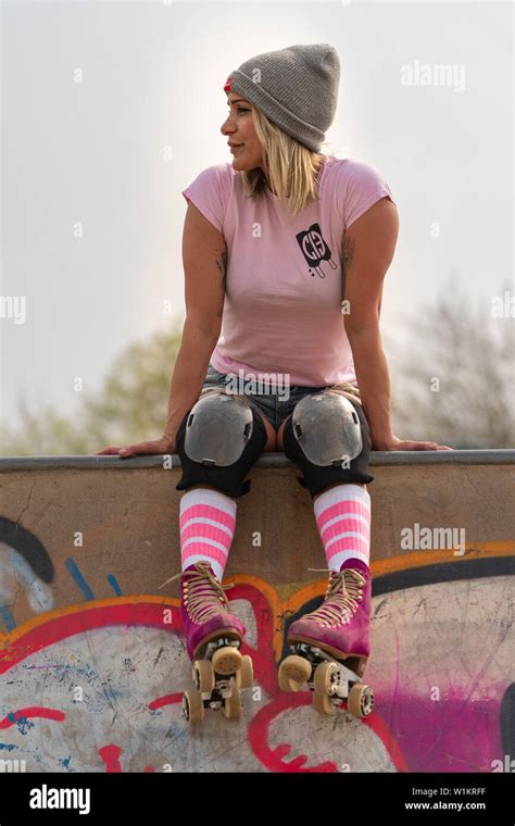 Skater Girl Hi Res Stock Photography And Images Alamy
