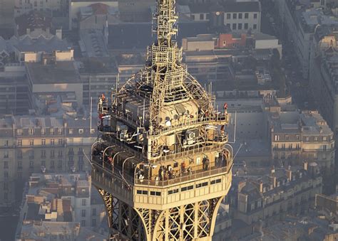 Des Travaux Au Sommet De La Tour Eiffel