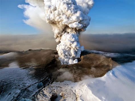 Contoh tipe letusan ini pernah terjadi di indonesia yaitu di gunung krakatau tahun 1883 yang menjadi sebuah sejarah dunia. Mengenal Tipe Letusan Gunung Berapi Di Dunia ~ BoyO-InfO-Isme