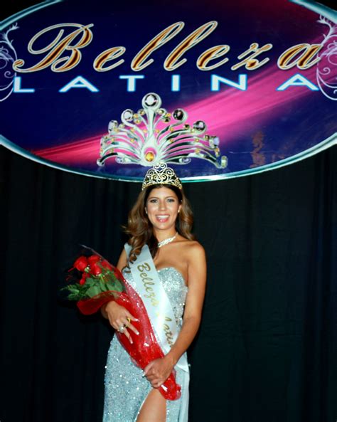 La Colombiana Leily Figueroa Se Coronó Como Miss Belleza Latina Canadá 2016 Magazine Latino