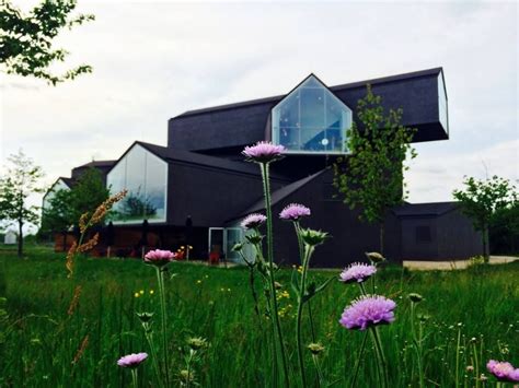 Der wohnraum bietet ein ledersofa, einen…. ;vitra haus in spring. (mit Bildern) | Weil am rhein