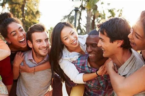 How To Make Friends In College The Ultimate Guide On College Friendship