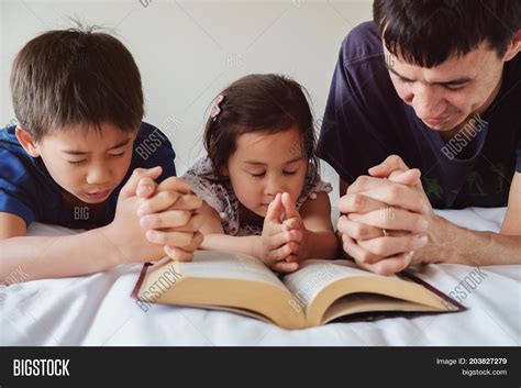 Worksheet of children praying : Parent Children Image & Photo (Free Trial) | Bigstock
