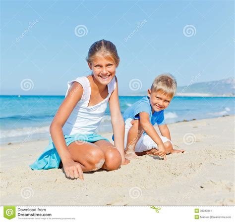 Famille Ayant Lamusement Sur La Plage Image Stock Image Du Sable Personne 38337841