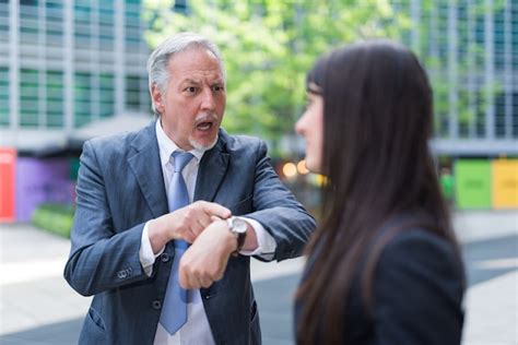 Jefe Regañando A Un Empleado Por Llegar Tarde Foto Premium