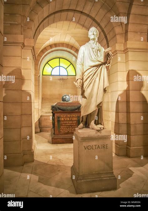 Le Tombeau De Voltaire Et Statue Dans La Crypte Du Panthéon à Paris
