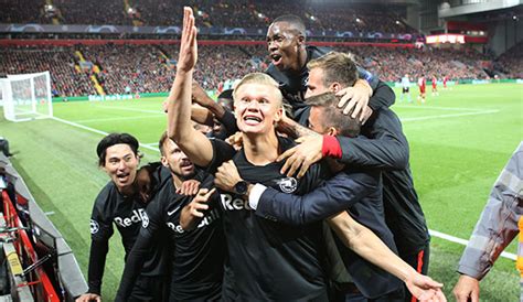 In december 2019, he completed a transfer to borussia dortmund for a fee reported to be in the region of €20 million. Erling Haaland: Deshalb landete er bei Red Bull Salzburg
