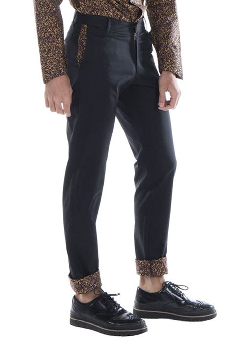 Le bleu dans ses différentes nuances est aussi avec ça, une chemise pour homme en chambray bleu clair et une veste en velours camel avec un col imitation. Pantalon homme chino noir casual mariage soirée pas cher Arman