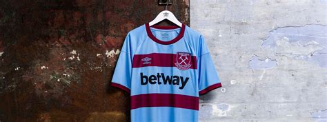 The third kit also takes a nod to the hammers' historic 1980 fa cup triumph. West Ham United 20/21 Away Kit