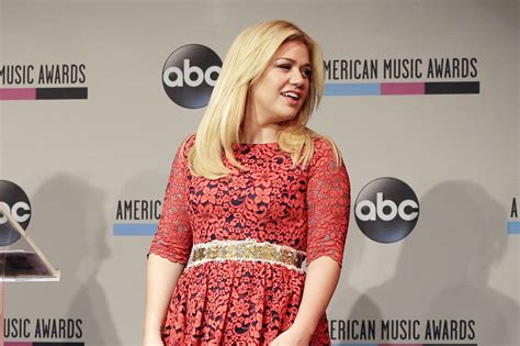 Pregnant Kelly Clarkson Steps Out For The First Time In Four Months