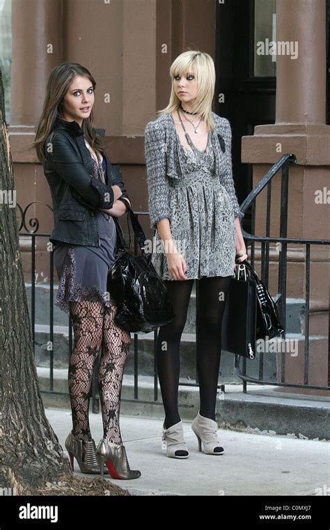 willa holland and taylor momsen on the set of gossip girls new york city usa 30 09 08 stock