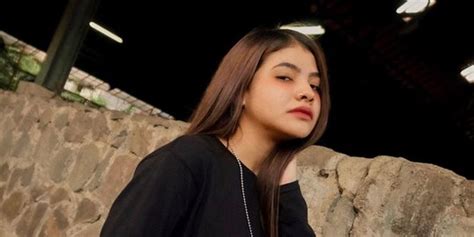 Cantik itu mahal dangdut senam kreasi zumba lilac. 6 Potret Cantik Sara Fajira, Penyanyi Lagu 'Lathi' yang ...