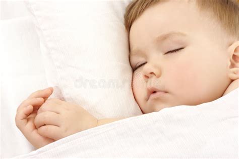 El Niño Lindo Está Durmiendo Imagen De Archivo Imagen De Bebé