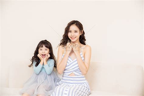 mom and daughter play at home picture and hd photos free download on lovepik