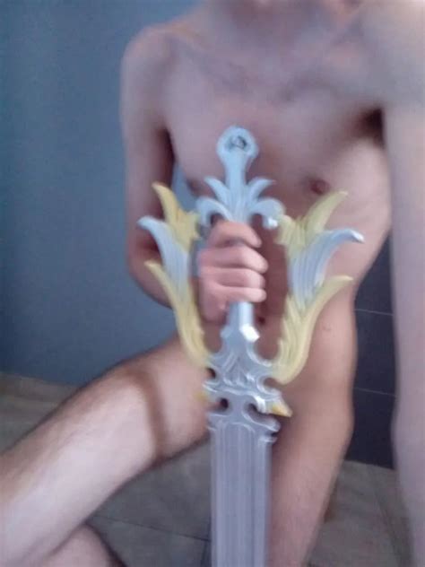 Qui veux tâté ma grosse épée Balance Ta Nude
