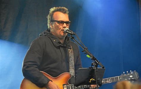 A figure of the french rock scene, he was discovered in 1983 with the song cargo. Le Télégramme - Arzon - Concert d'Axel Bauer. Le public conquis