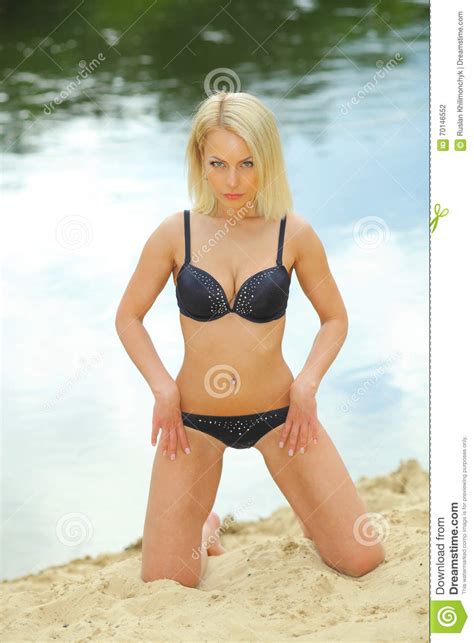Meisje In Een Zwarte Bikini Op Het Strand Stock Foto Image Of Meisje Genieten