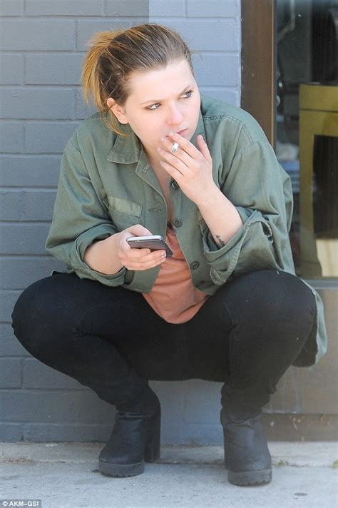 Abigail Breslin Cuts A Casual But Chic Figure In Khaki Jacket And